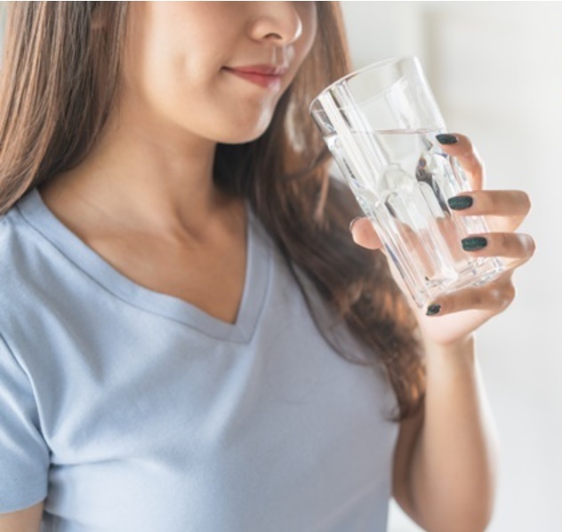Uống đủ nước là cách giúp giảm đau đầu trong vòng 30 phút đến 3 giờ